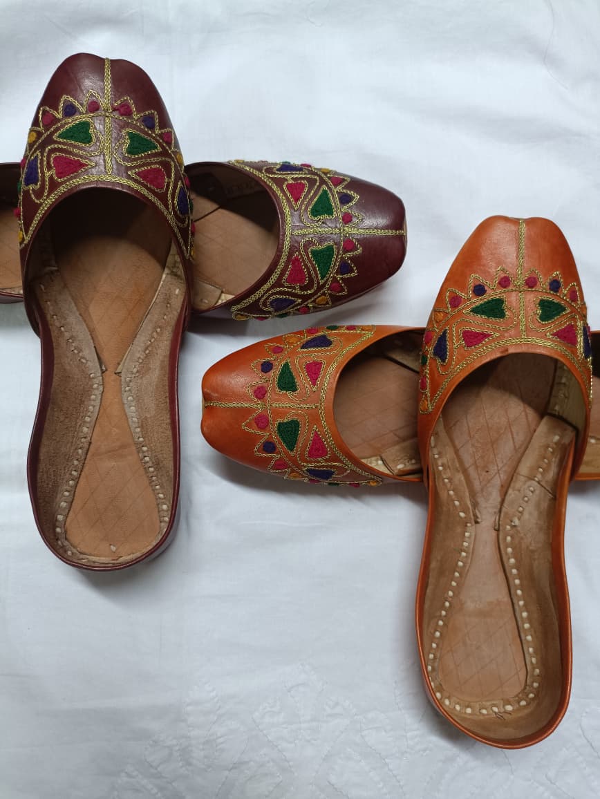 Multani Khussa wd thread nd tilla work avalable in colours