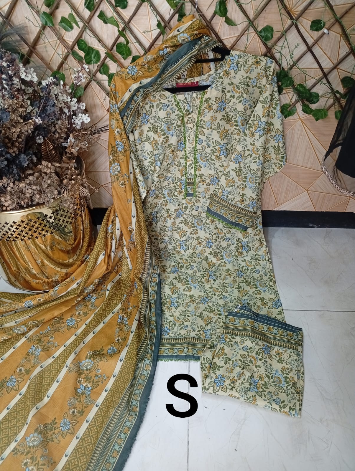 Lawn 3pc in small(binsaed fabric)