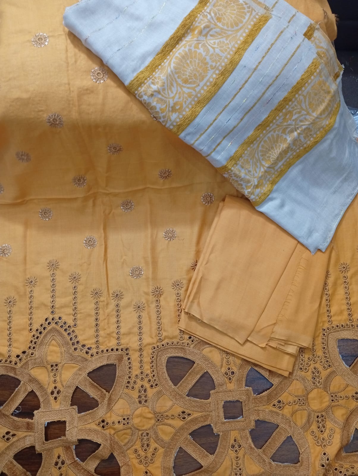 Dhanak marina 3pc ,cutwork daman wd pashmina velvet shwl