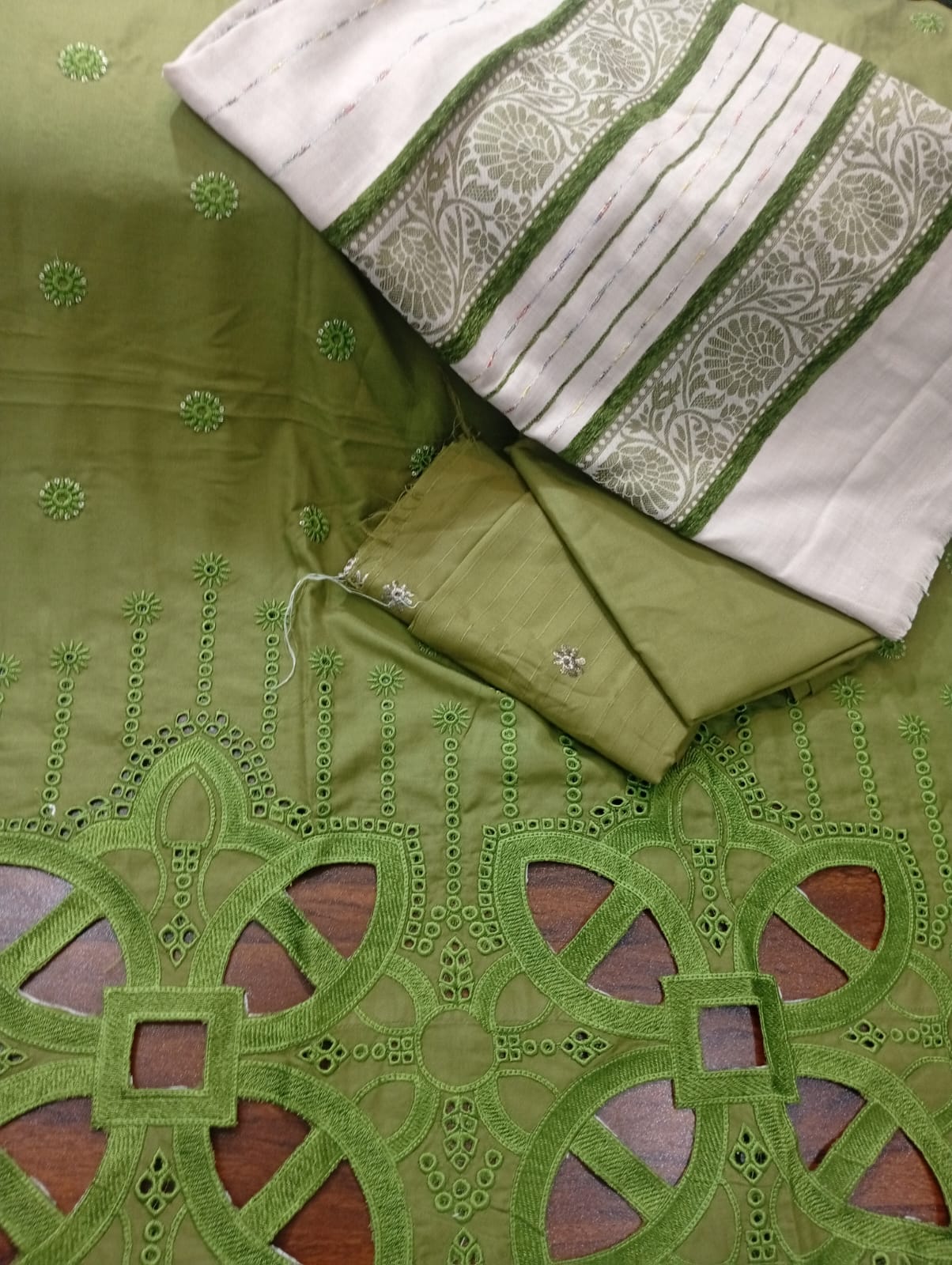 Dhanak marina 3pc ,cutwork daman wd pashmina velvet shwl