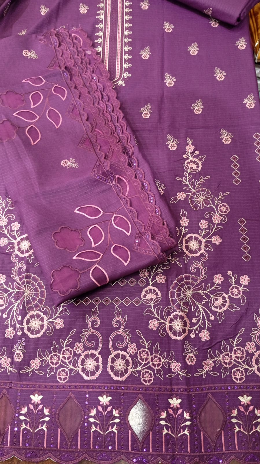 Dhanak marina embroidered cutwork suiting wd cutwork dupta 3pc..