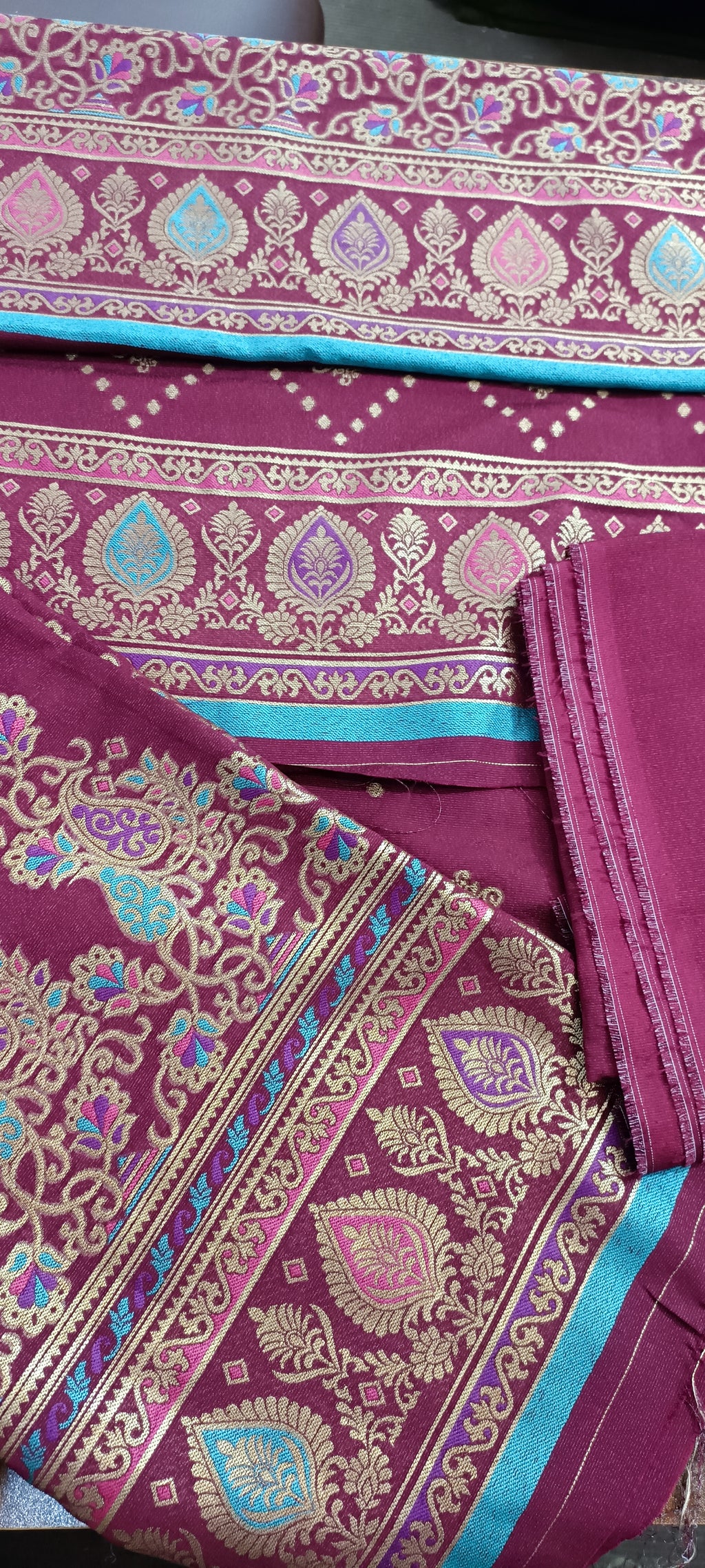 Fabric karandi,3pc
Full luxury jacquaired work..maroon shade