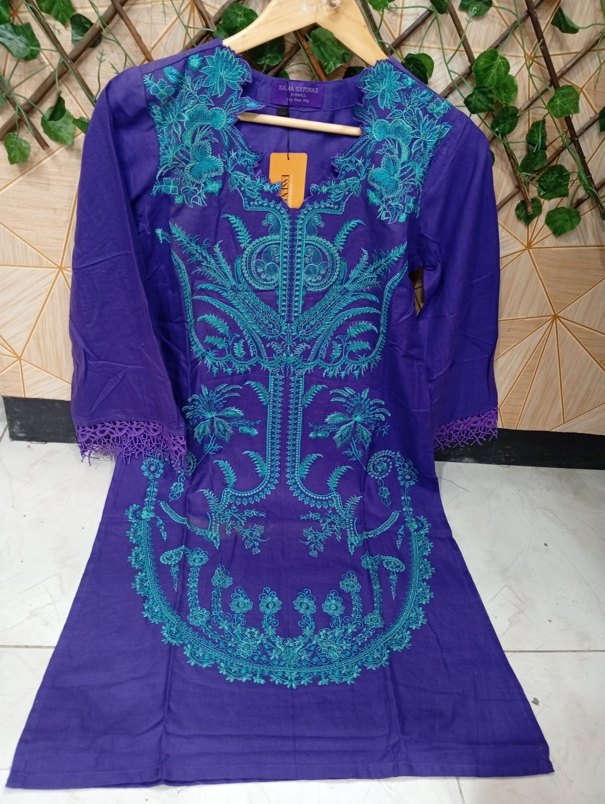 Sanasafinaz Embroidered shirt orignl avalable in Small (pashmina fabric)