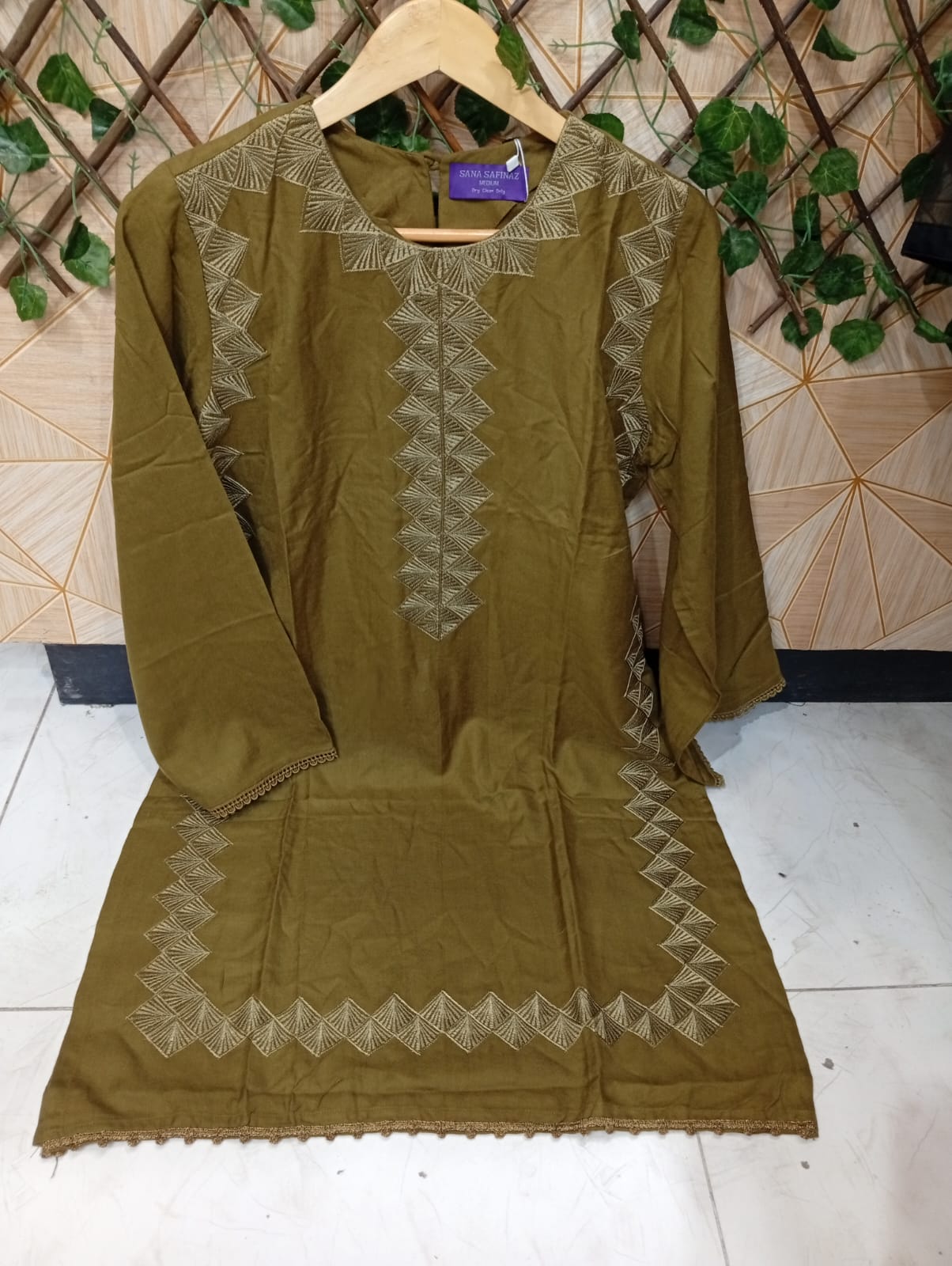 Sanasafinaz Embroidered shirt orignl avalable in Medium (pashmina fabric)